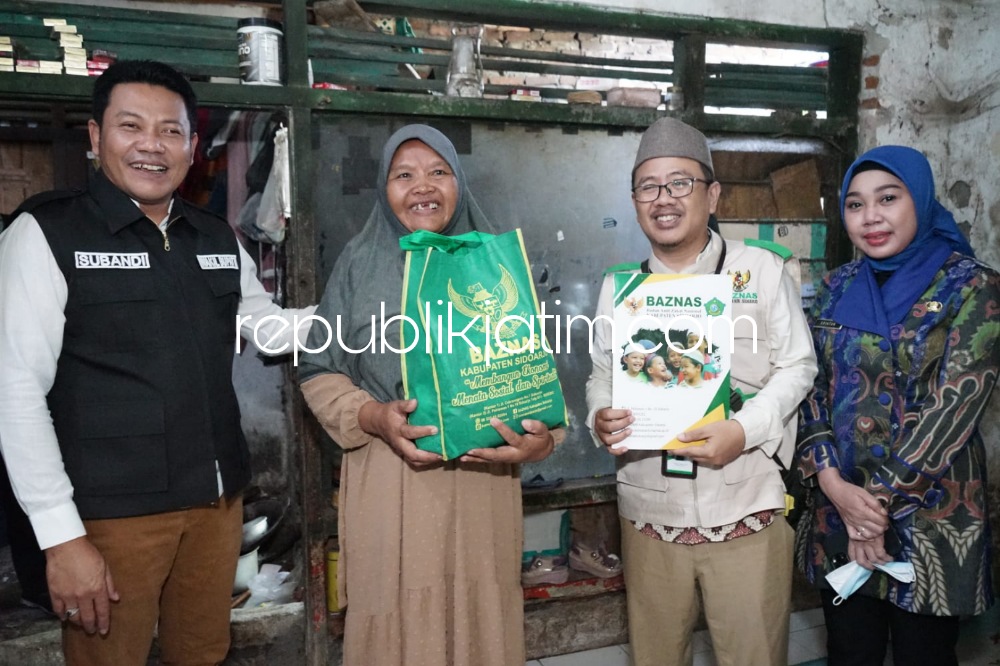 BANTUAN - Wabup Sidoarjo Subandi didamping Kepala Desa Pabean, Sriatun yang tak lain adalah istrinya serta perwakilan Baznas Sidoarjo sidak ke rumah warga miskin Ny Ngatemi (60) di Dusun Payan, Desa Pabean, Kecamatan Sedati, Sidoarjo, Jumat (13/01/2023).