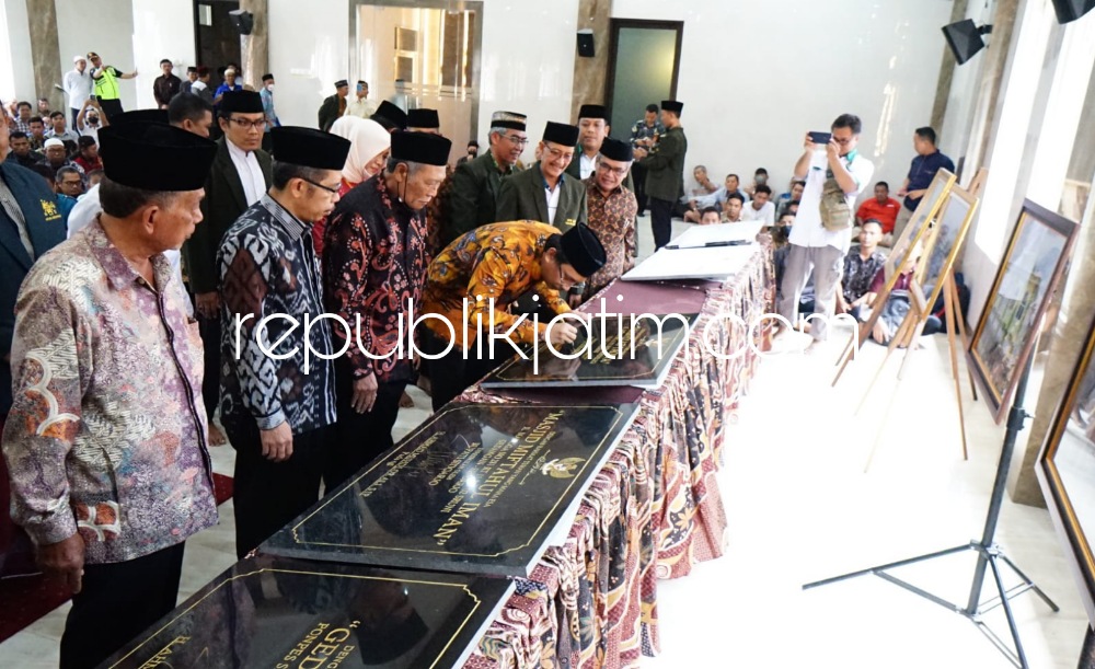 RESMIKAN - Bupati Sidoarjo Ahmad Muhdlor Ali meresmikan gedung Aula Al Barokah di Ponpes LDII Desa Sruni, Kecamatan Gedangan, Sidoarjo bersamaan peresmian sejumlah masjid lainnya, Minggu (15/01/2023).