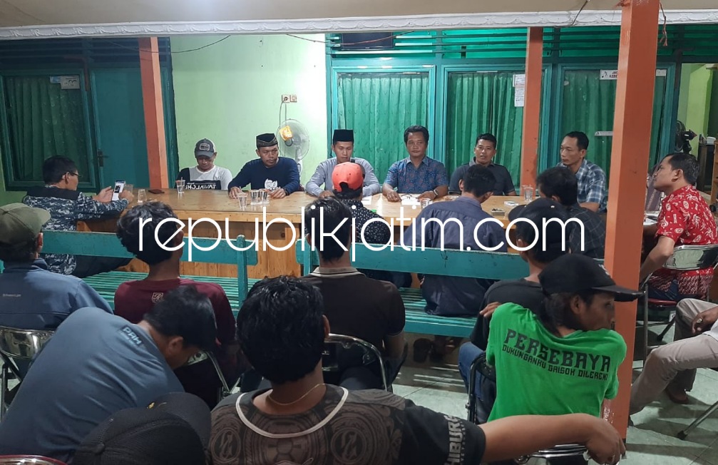 MEDIASI - Para pendemo warga Dusun Bakung, Desa Bakungtemenggungan, Kecamatan Balongbendo, Sidoarjo saat diajak mediasi pihak Pemerintah Desa (Pemdes) setempat soal sewa TKD, Minggu (15/01/2023) malam.