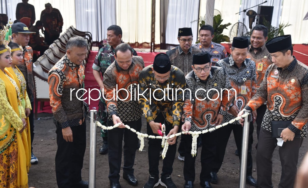 RESMIKAN - Bupati Sidoarjo, Ahmad Muhdlor Ali meresmikan penggunaan dan pemanfaatan gedung SMPN 2 Tulangan di Desa Grinting, Kecamatan Tulangan, Sidoarjo, Senin (16/01/2023).