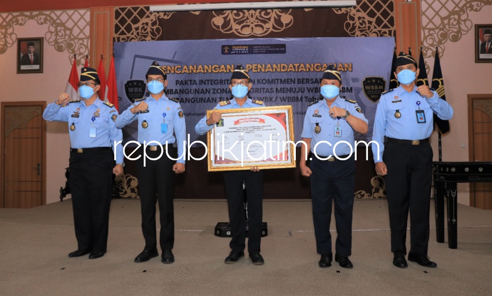 TANDA TANGAN - Kepala Kanwil Kemenkumham Jatim, Imam Jauhari memimpin Penandatanganan Pakta Integritas dan Komitmen Bersama Pembangunan ZI Menuju WBK/WBBM Tahun 2023 di Ruang Raden Wijaya Kanwil Kemenkumham Jatim, Kamis (19/01/2023). 