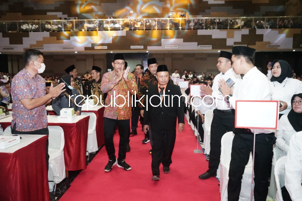 LANTIK - Bupati Sidoarjo, Ahmad Muhdlor Ali berharap 1.038 anggota PPS Pemilu Tahun 2024 yang berasal dari masing-masing desa/kelurahan se Kabupaten Sidoarjo yang baru dilantik Ketua KPU Sidoarjo, M Iskak di MPP Sidoarjo, Selasa (25/01/2023) malam.