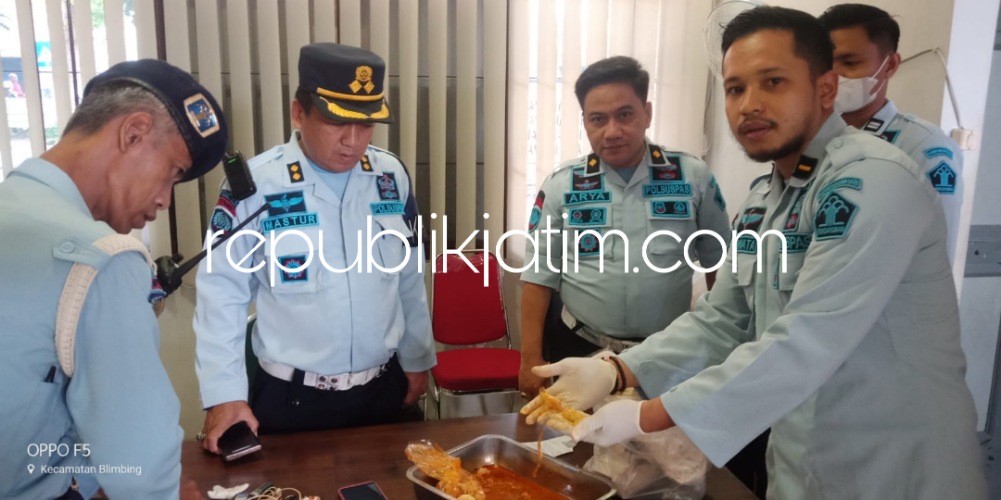 SABU-SABU - Petugas Lapas Malang memeriksa narkotika jenis sabu-sabu, ganja dan pil koplo yang diselundupkan melalui Sayur Lodeh, Kamis (26/01/2023).