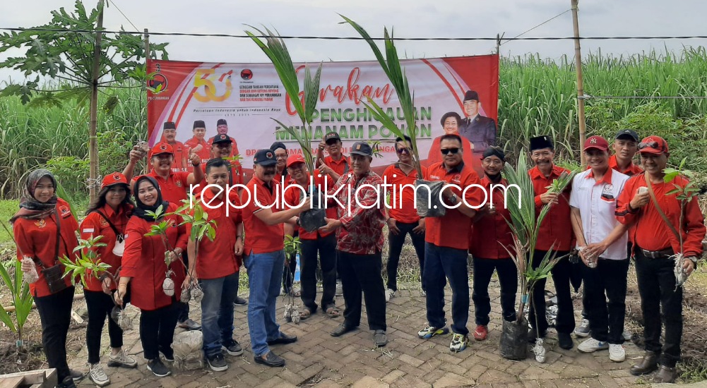 TANAM - Ketua DPC PDIP Sidoarjo, Sumi Harsono menyerahkan bibit pohon kelapa kepada Kades Kedinding, Sudana untuk ditanam di area aliran sungai Desa Kedinding, Kecamatan Tarik, Sidoarjo, Sabtu (28/01/2023).