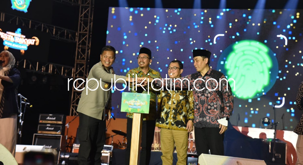 PESTA - Bupati Sidoarjo Ahmad Muhdlor membuka acara Pesta Rakyat Bumi Jenggala puncak peringatan Hari Jadi Sidoarjo (Harjasda) ke 164 Tahun 2023 dihibur musisi Denny Caknan & Charly Van Houten di Parkir MPP JL Lingkar Timur, Sidoarjo, Senin (30/01/2023).