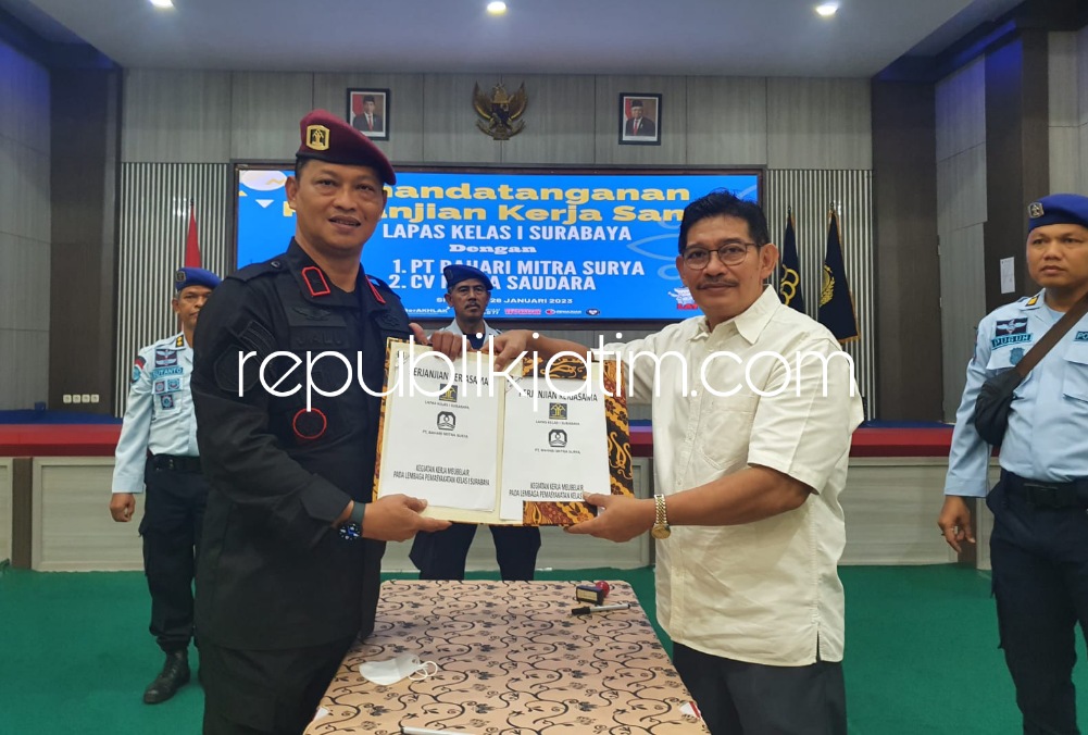 MoU - Kepala Lapas Kelas I Surabaya, Jalu Yuswa Panjang memimpin tanda tangan kerjasama dengan tiga perusahaan untuk pemberdayaan WBP di Lapas Porong, Sidoarjo, Senin (31/01/2023). 