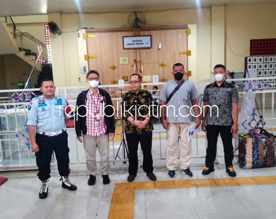 SERAHKAN - Tim Jaksa KPK menyerahkan terpidana kasus dugaan korupsi Itong Isnaeni Hidayat yang juga mantan hakim Pengadilan Negeri Surabaya ke petugas Lapas Kelas I Surabaya di Desa Kebonagung, Porong, Sidoarjo, Rabu (01/02/2023).