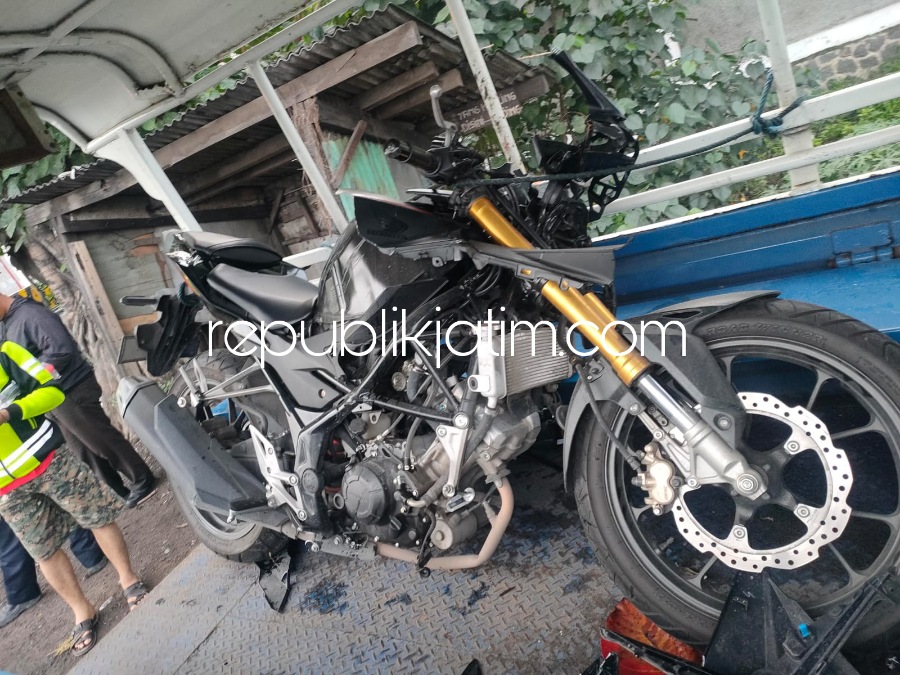 OLAH TKP - Sejumlah petugas Satuan Lantas Polresta Sidoarjo saat olah TKP kasus kecelakaan motor dan truk trailer di depan PT Java Pasific Krian jalur Surabaya - Mojokerto, Kecamatan Krian, Sidoarjo, Kamis (02/02/2023). 