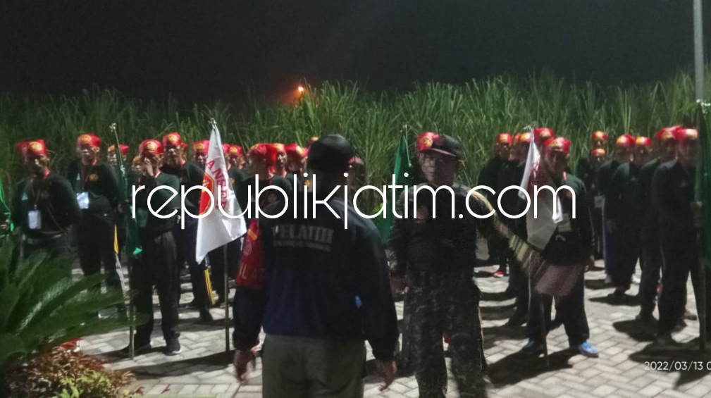 HIMBAUAN - Sejumlah Banser Krian siap sinergi menghimbau tempat hiburan malam tutup sementara selama pelaksanaan Puncak Resepsi 1 Abad NU yang digelar di GOR Delta Sidoarjo, Kamis (02/02/2023) malam.