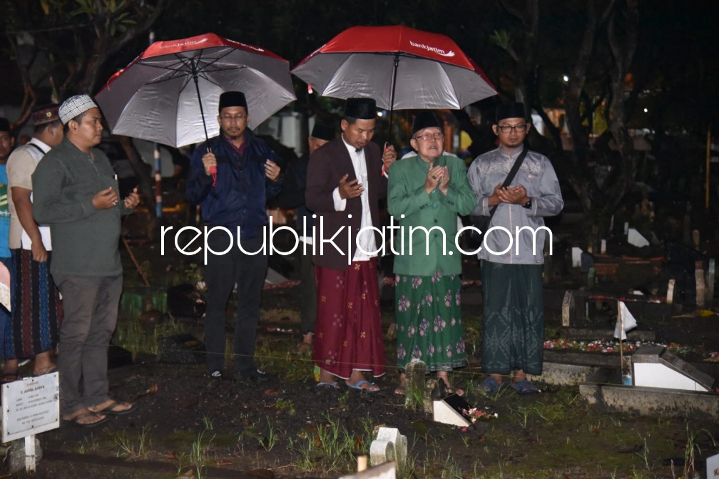 DOA BERSAMA - Bupati Sidoarjo Ahmad Muhdlor Ali bersama ahli waris dan warga Desa Waru, Kecamatan Waru mengelar acara istighotsah dan doa bersama di Masjid Baiturrahim sebelum prosesi pemisahan sebagian makan desa itu, Kamis (02/02/203) malam.