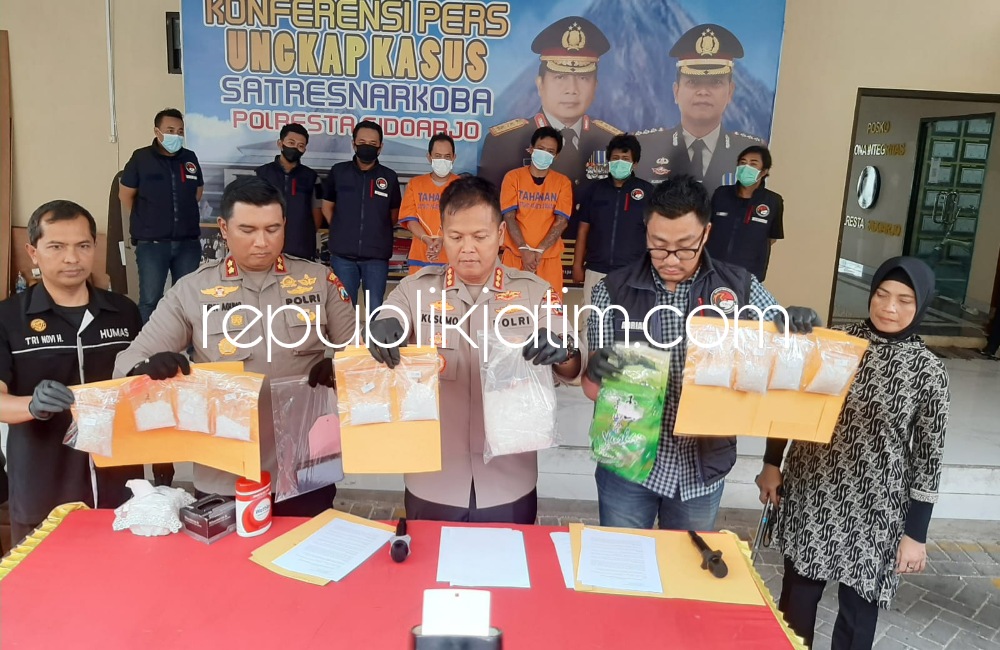 TERSANGKA - Kapolresta Sidoarjo Kombes Pol Kusumo Wahyu Bintoro menginterogasi para tersangka kurir peredaran narkotika bersama tim Satuan Resnarkoba Polresta Sidoarjo beserta barang buktinya, Jumat (03/02/2023). 