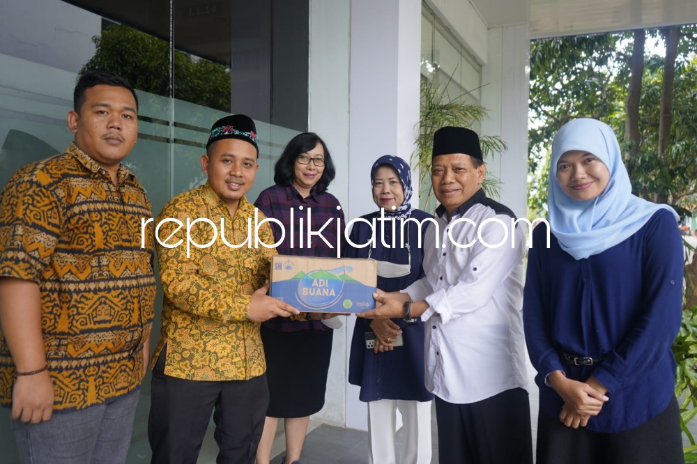 SERAHKAN - Rektor Unipa Surabaya, Prof Dr M Subandowo, MS (kanan) menyerahkan bantuan air kemasan secara simbolis untuk Resepsi Puncak Satu Abad NU, di Kampus Unipa, Jumat (03/02/2023). 