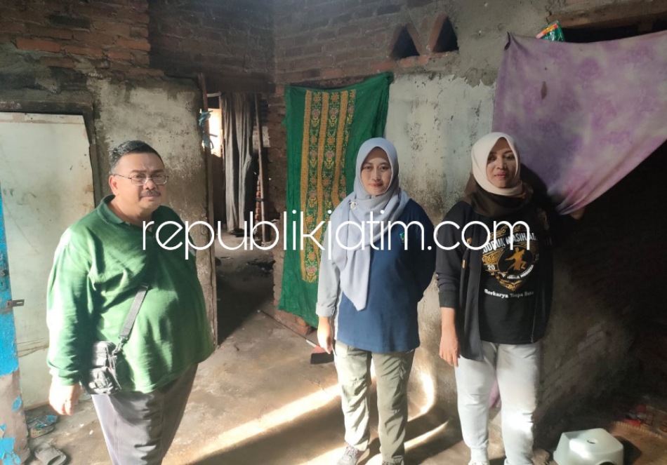 CEK - Kepala Dinas P2CKTR Pemkab Sidoarjo, M Bachruni Aryawan dan Kabid Permukiman dan Perumahan, Slamet Budiarto mengecek kondisi rumah warga Waru dan Gedangan yang bakal direhab, Jumat (03/02/2023).