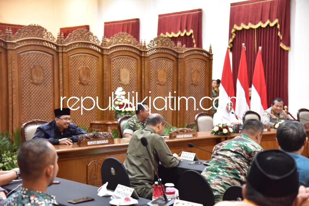 RAKOR - Bupati Sidoarjo, Ahmad Muhdlor Ali dan Gubernur Jatim, Khofifah Indar Parawansa pada Rapat Koordinasi (Rakor) terkait finalisasi persiapan acara puncak Harlah 1 Abad NU di Gedung Negara Grahadi, Surabaya, Jumat (03/02/2023) petang.