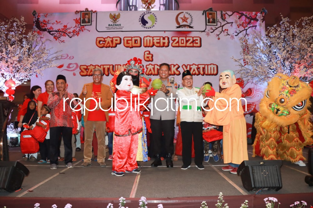 CAP GO MEH - Kapolresta Sidoarjo Kombes Pol Kusumo Wahyu Bintoro menghadiri pembukaan Cap Go Meh Tajun 2023 dan santunan anak yatim, di MPP Sidoarjo, Minggu (05/02/2023).