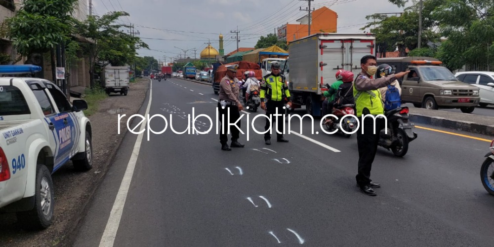 OLAH TKP - Sejumlah petugas menggelar olah TKP kecelakaan antara pengendara motor dan PO Bus Harapan Jaya di JL Raya Kletek, Kecamatan Taman, Sidoarjo yang menyebabkan pengendara motor meninggal dunia, Kamis (09/02/2023).