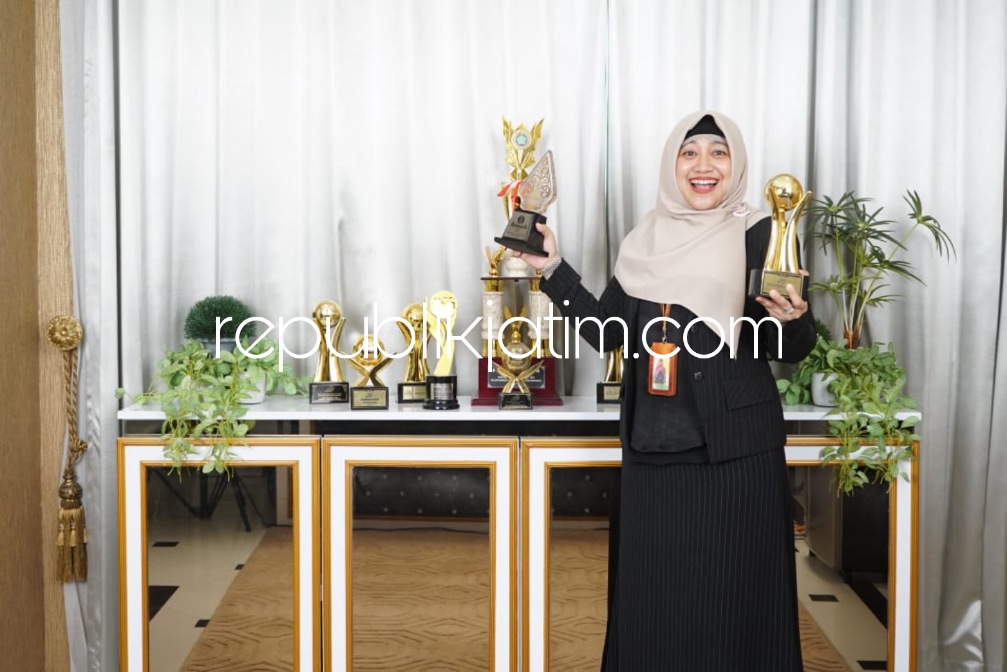 TROPI - Direktur Utama (Dirut) BPR Delta Artha, Sofia Nurkrisnajati Atmaja menunjukkan berbagai penghargaan yang telah diterima Perseroda BUMD milik Pemkab Sidoarjo ini selama beberapa tahun terakhir, Senin (13/02/2023).