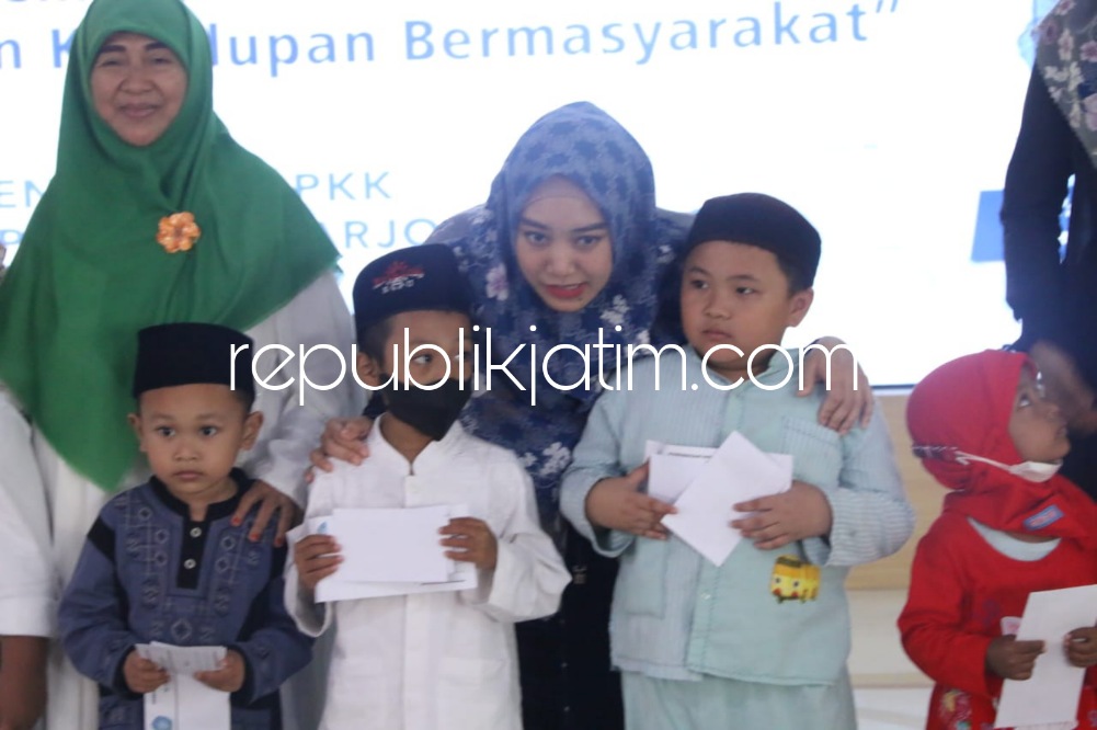 SANTUNAN - Ketua PKK Sidoarjo, Ny Sa'adah Ahmad Muhdlor menyantuni anak-anak yatim piatu saat peringatan Isra' Mi'raj di Pendopo Delta Wibawa, Senin (13/02/2023).