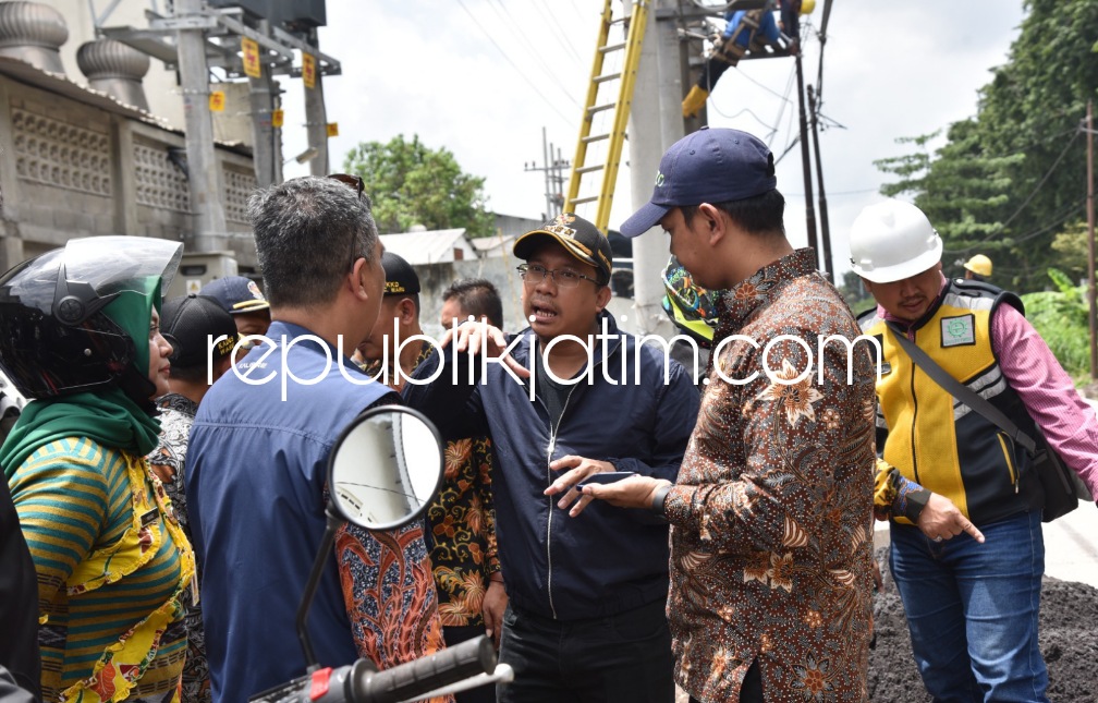 SIDAK - Bupati Sidoarjo Ahmad Muhdlor Ali mengelar sidak pembangunan proyek Frontage Road (FR) Deltasari - Lingkar Timur, Kecamatan Buduran, Sidoarjo, Selasa (14/02/2023).