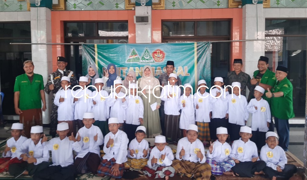 KHITAN MASSAL - Puluhan peserta khitan massal diberi uang saku dan bingkisan oleh Dirut BPR Delta Artha, Sofia Nurkrisnajati Atmaja didampingi anggota DPRD Sidoarjo Didik Prasetio, Kades Kepadangan dan pengurus Ansor, Sabtu (18/02/2023).