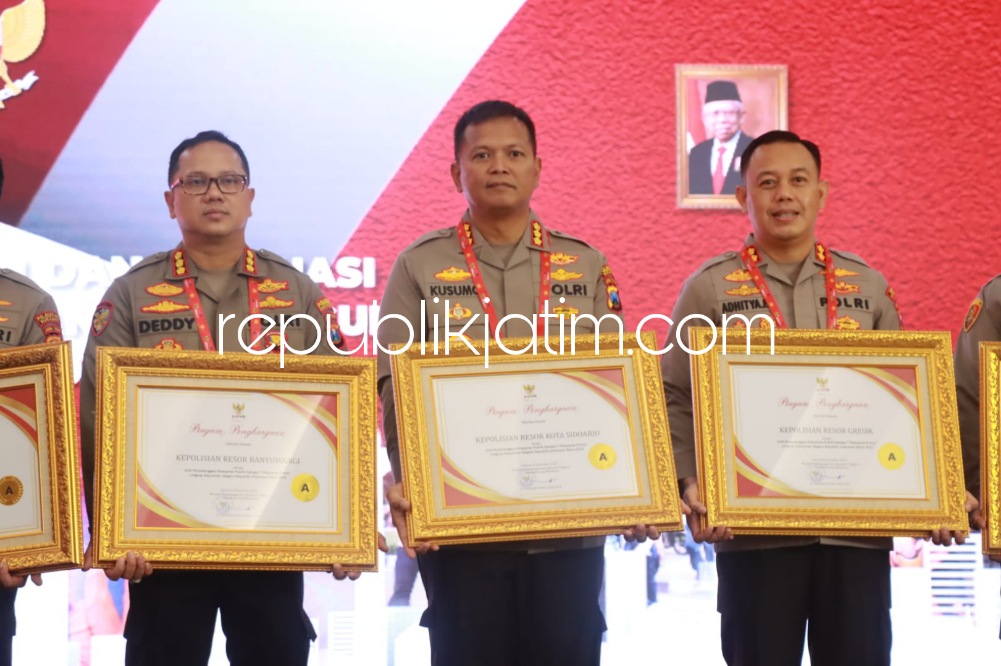 PENGHARGAAN - Kapolresta Sidoarjo Kombes Pol Kusumo Wahyu Bintoro menerima penghargaan sebagai penyelenggara pelayanan publik kategori Pelayanan Prima di lingkungan Polri Tahun 2022 dari Kementerian PANRB di Rupatama Mabes Polri, Selasa (21/02/2023).