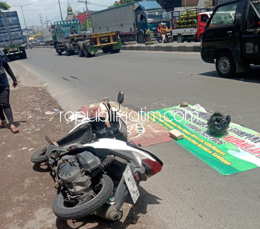 OLAH TKP - Sejumlah petugas Satuan Lantas, Polresta Sidoarjo menggelar olah TKP kecelakaan motor Honda dan truk kontainer di JL Raya Taman, Kecamatan Taman, Sidoarjo yang menyebabkan seorang korban meninggal dunia, Selasa (21/02/2023).