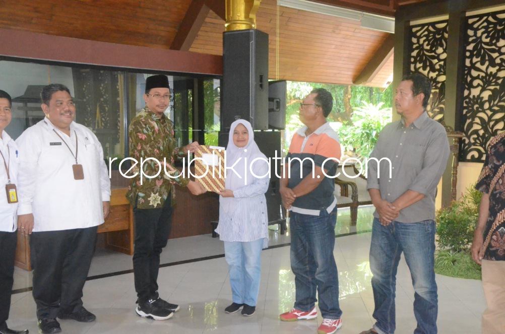 SERTIFIKAT - Bupati Sidoarjo, Ahmad Muhdlor Ali menyerahkan Sertifikat Hak Atas Tanah (SHAT) bagi pelaku usaha mikro atau pemilik UMKM Sidoarjo di Pendopo Delta Wibawa, Rabu (22/02/2023).