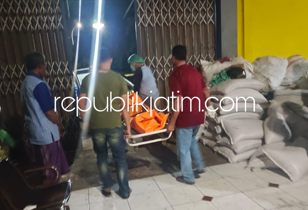EVAKUASI - Sejumlah petugas mengevakuasi seorang karyawan pabrik plastik PT Cahaya Sakti Lestari di Dusun Besuk, Desa Sambungrejo, Kecamatan Sukodono Sidoarjo yang ditemukan tewas, Rabu (22/02/2023) malam.