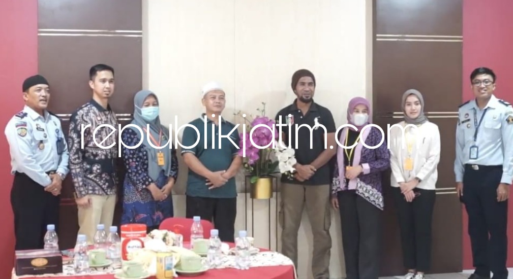 PENDAMPINGAN - Petugas Lapas Surabaya di Desa Kebonagung, Kecamatan Porong, Sidoarjo memberikan pendampingan keagamaan dan psikologis bagi para narapidana kasus terorisme saat kunjungan BNPT, Rabu (22/02/2023).