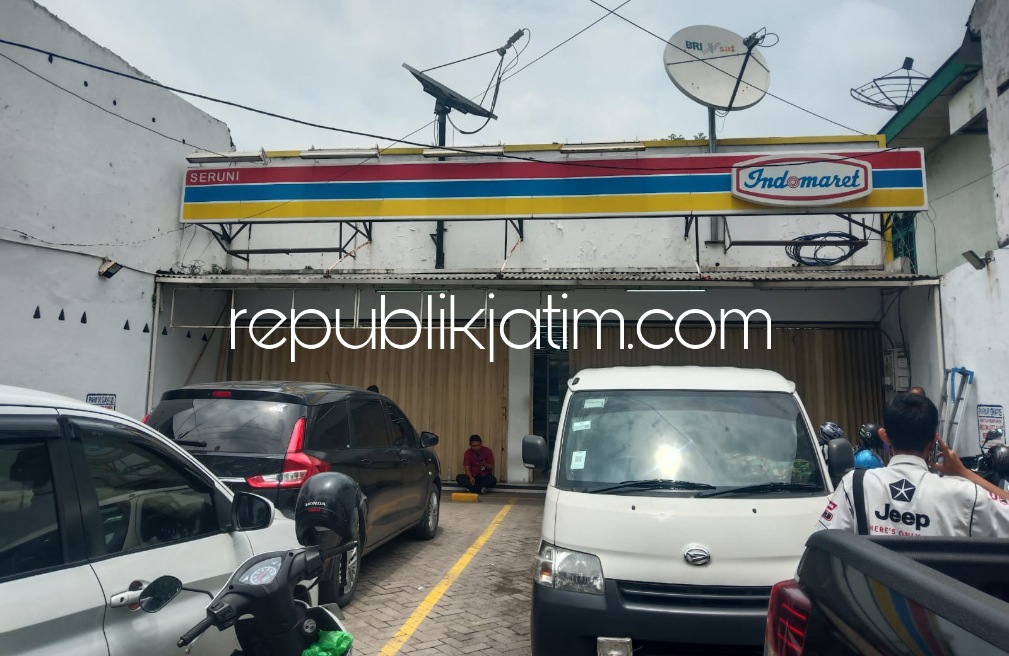 TUTUP - Kondisi minimarket yang ada di JL Raya Desa Sruni, Kecamatan Gedangan, Sidoarjo yang masih tutup sementara usai aksi pembobolan mesin ATM yang ada di dalam minimarket itu, Kamis (23/02/2023). 