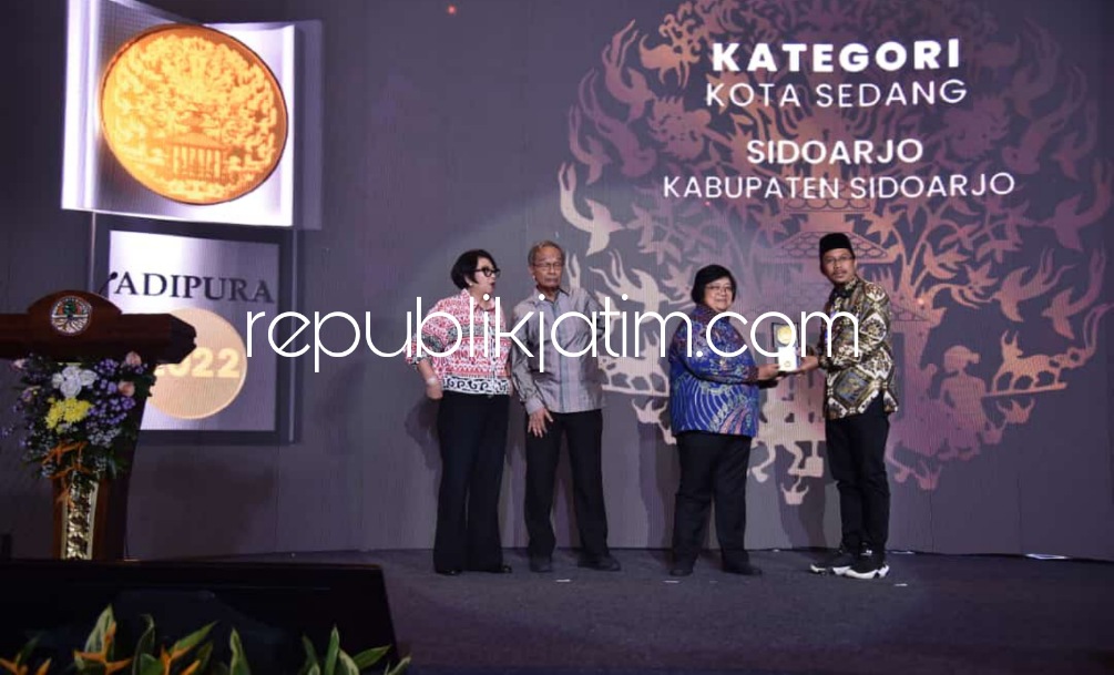 ADIPURA - Bupati Sidoarjo Ahmad Muhdlor Ali menerima penghargaan Adipura dari Menteri Lingkungan Hidup dan Kehutanan (LHK) RI, Siti Nurbaya di Jakarta, Selasa (28/02/2023).