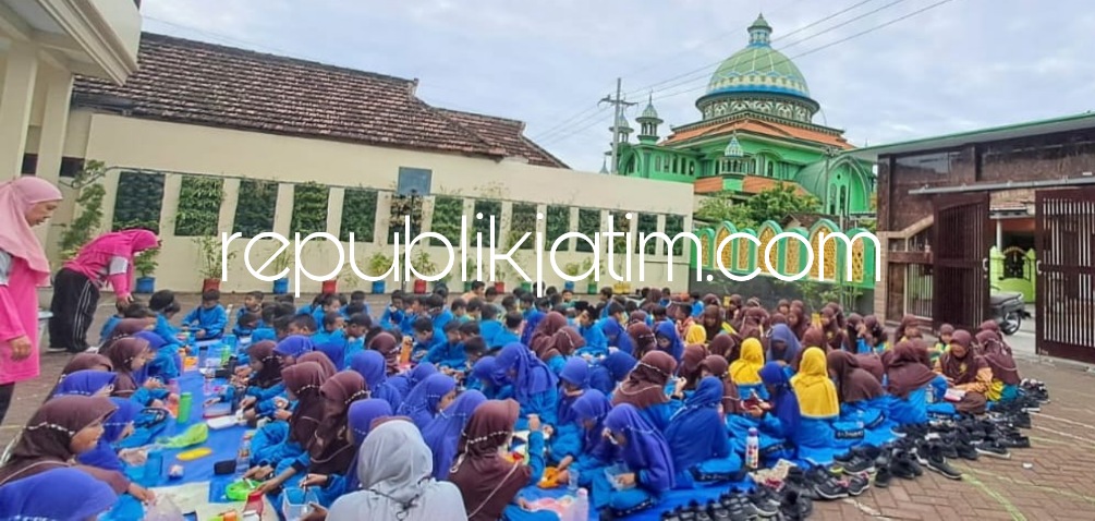 ISRA' MI'RAJ - Suasana peringatan Isra' Mi'raj dan lomba gebyar islami yang diikuti siswa dan siswi MI Miftahul Jinan, Desa Semambung, Kecamatan Wonoayu, Sidoarjo beserta para juaranya, Rabu (01/03/2023).