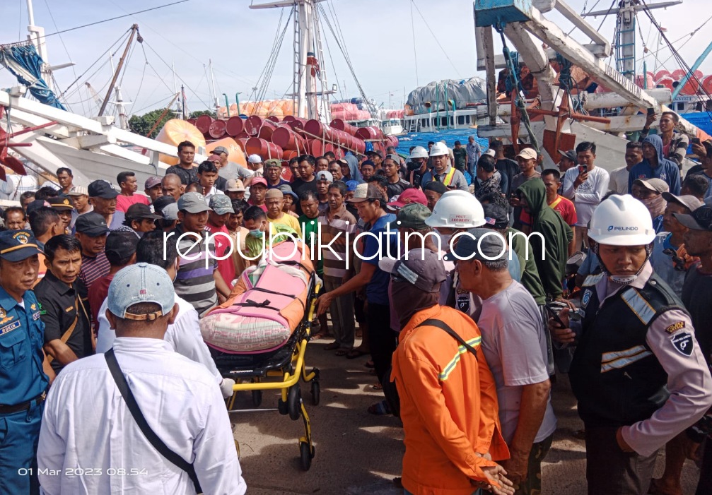 EVAKUASI - Nahkoda kapal Bahtera Utama yang tewas mendadak di kapal dievakuasi petugas untuk dibawa ke Rumah Sakit Ibnu Sina Bunder, Gresik, Rabu (01/03/2023).