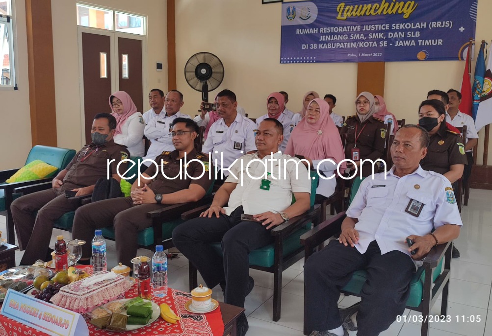 RESTORATIVE JUSTICE - SMA Negeri 4 Sidoarjo menjadi salah satu Rumah Restorative Justice Sekolah (RRJS), tingkat SMA, SMK dan SLB yang ditunjuk Provinsi Jatim saat launching RRJS oleh Gubernur Jatim dan Kajati Jatim, Rabu (01/03/2023).