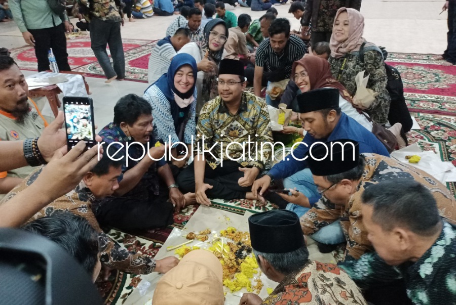 ADIPURA - Bupati Sidoarjo Ahmad Muhdlor Ali didampingi Kepala DLHK Pemkab Sidoarjo, M Bahrul Amiq saat makan dan potong tumpeng Adipura bersama 700 pasukan kebersihan yang disebut Satrio Resik di Pendopo Delta Wibawa Sidoarjo, Selasa (28/02/2023) malam.