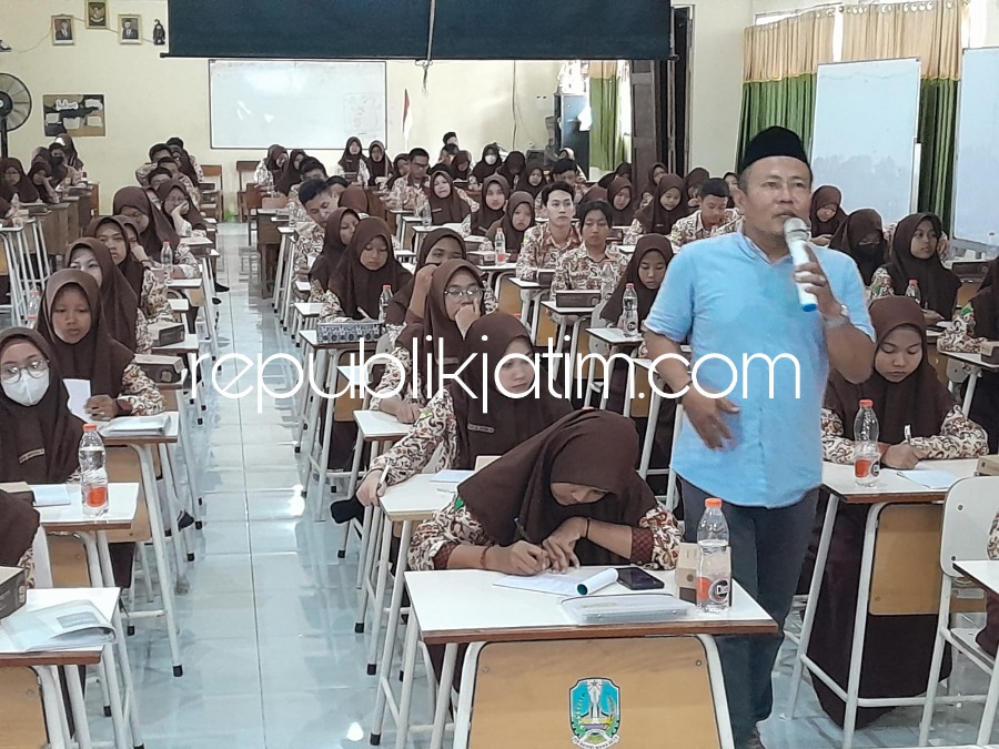 PELATIHAN - Wakil Ketua PWI Sidoarjo, Sudarmawan memberikan pelatihan jurnalistik untuk 100 siswa dan siswi SMAN 1 Tarik, Sidoarjo di aula sekolah setempat, Kamis (02/03/2023).