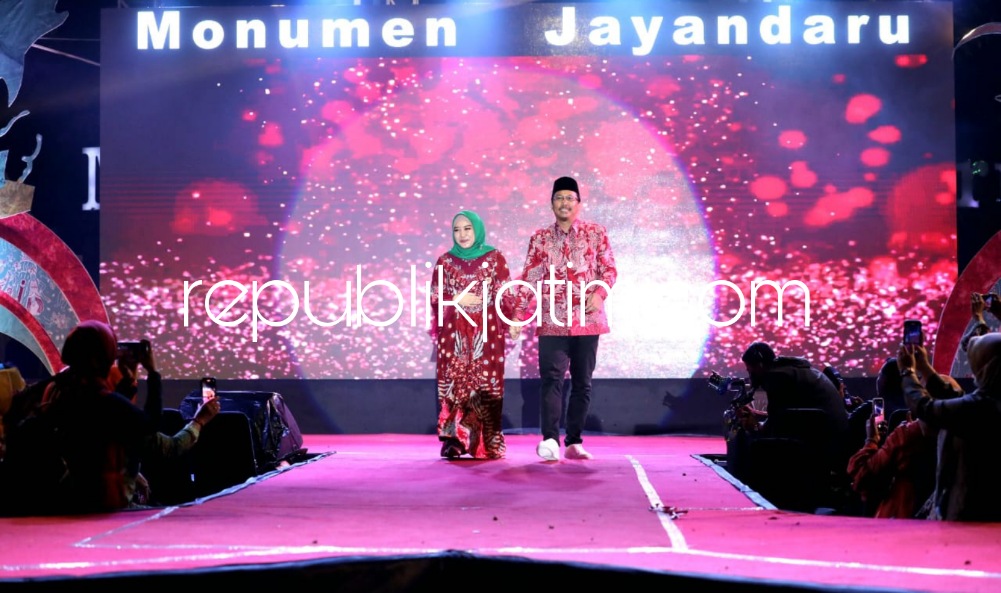 BUKA - Bupati Sidoarjo Ahmad Muhdlor Ali bersama Ketua Dekranasda Sidoarjo Ny Sa'adah Ahmad Muhdlor membuka acara Jayandaru Youth Night Paradise 2023 dengan pemotongan tumpeng di depan Monumen Jayandaru Alun - Alun Sidoarjo, Sabtu (04/03/2023) malam.