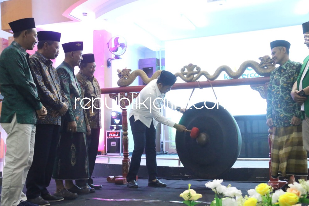 BUKA - Wabup Sidoarjo, Subandi membuka Konfercab IPNU dan IPPNU di Gedung Serbaguna SMPN 1 Sidoarjo, Sabtu (04/03/2023) malam. 