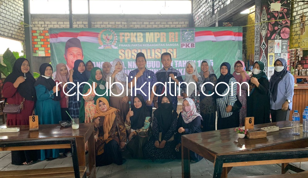 SOSIALISASI - Anggota MPR RI, Syaikhul Islam Ali yang akrab disapa Gus Syaikhul menggelar sosialisasi 4 pilar kebangsaan terkait UMKM sebagai penggerak perekonomian di Cafe Belimbing Watesari, Kecamatan Balongbendo, Sidoarjo, Sabtu (04/03/2023).