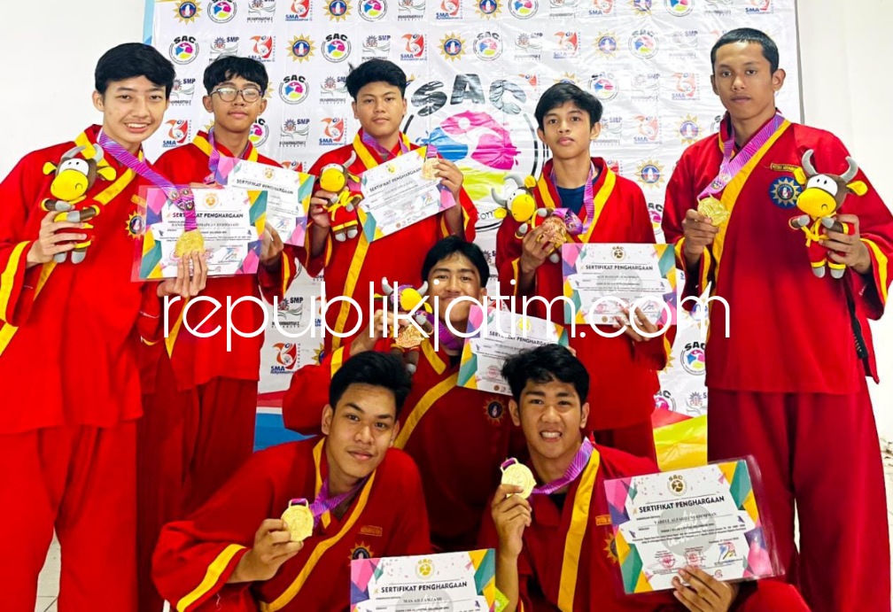 JUARA - Sebanyak 8 siswa tim pencak silat Smamita mendapatkan berbagai juara dalam kejuaraan pencak silat Sport, Art and Competition se Jatim yang digelar di SMA Muhammadiyah 10 Surabaya mulai 27 Pebruari sampai 03 Maret 2023 kemarin.