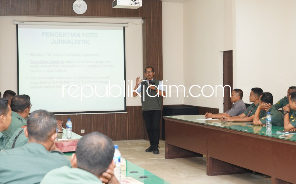 PELATIHAN - Pengurus dan anggota PWI Sidoarjo memberikan pelatihan penulisan press release dan fotografi jurnalistik bagi Penrem dan Pendim di Korem 084/Bhaskara Jaya, Kamis (09/03/2023). 