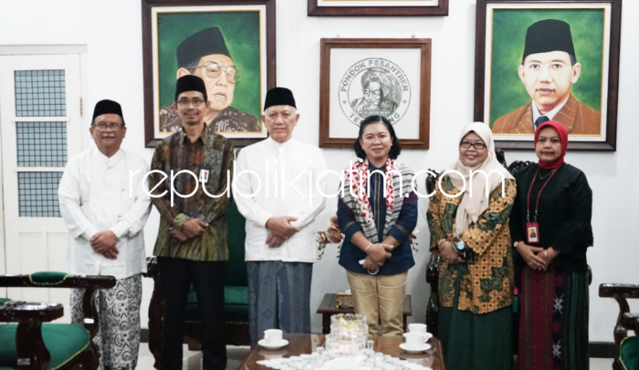 SOWAN - Kepala Kantor Wilayah Direktorat Jenderal Pajak (DJP) Jawa Timur II, Agustin Vita Avantin silaturahmi ke Pondok Pesantren Tebuireng, JL Irian Jaya Nomor 10 Cukir, Kecamatan Diwek, Kabupaten Jombang, Rabu (08/03/2023).