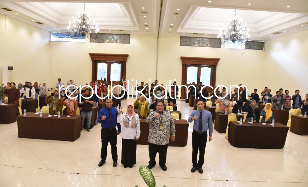 BIMTEK - Ratusan santri dari berbagai ponpes dibekali pengetahuan dasar berwiraswasta selama dua hari sejak tanggal 8 - 9 Maret 2023 oleh Dinas Koperasi dan Usaha Mikro Pemkab Sidoarjo di Hotel Royal Tretes View Prigen, Pasuruan, Kamis (09/03/2023).