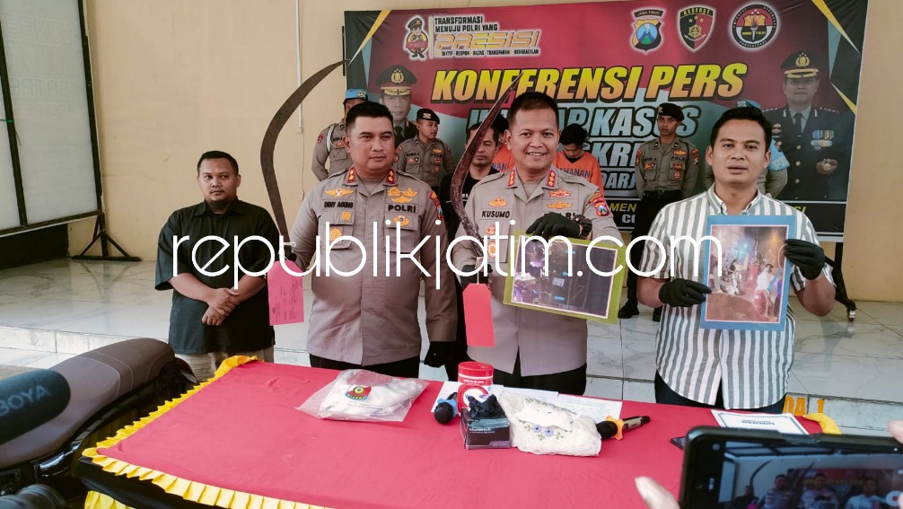 DIRINGKUS - Dua anggota geng motor yang membawa sajam berupa clurit yang dipamerkan di perempatan Wonoayu diringkus tim Satuan Reskrim, Polresta Sidoarjo beserta barang buktinya, Selasa (14/03/2023).
