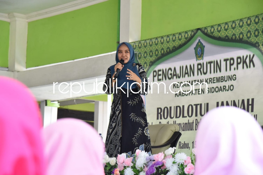 PENGAJIAN - Ketua TP PKK Kabupaten Sidoarjo, Ny Sa'adah Ahmad Muhdlor memberi sambutan saat pengajian rutin Roudlotul Jannah bersama KH Syahroni Fadlan di Kecamatan Krembung, Sidoarjo, Rabu (15/03/2023). 