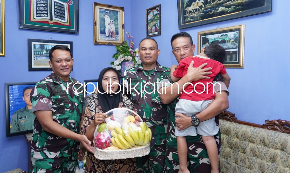KUNJUNGAN - Komandan Korem 084/BJ Brigjen TNI Terry Tresna Purnama bertandang ke kediaman almarhum Sertu Eka untuk melihat kondisi putra korban pembunuhan KKB tahun lalu ini, Kamis (16/02/2023).