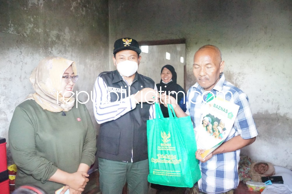 BANTUAN - Wabup Sidoarjo, Subandi mengunjungi dan memberi bantuan Mbok Sarpika yang sakit menua dan M Affandi yang menderita ODJG di rumahnya Desa Semambung, Kecamatan Wonoayu, Sidoarjo, Jumat (17/03/2023).