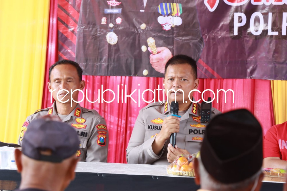 KAMTIBMAS - Kapolresta Sidoarjo Kombes Pol Kusumo Wahyu Bintoro bersama Forkopimka Wonoayu bertemu masyarakat berdialog seputar Kamtibmas. Terutama, berkaitan dengan datangnya bulan Suci Ramadhan, Jumat (17/03/2023).