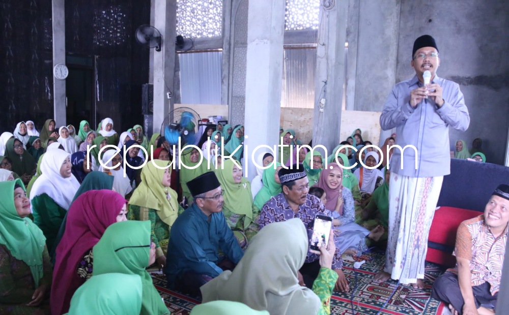 PENGAJIAN - Bupati Sidoarjo, Ahmad Muhdlor Ali bersama istri Ny Sa'adah Ahmad Muhdlor saat menghadiri Tahlil Kubro yang digelar PAC Muslimat NU Kecamatan Tarik di Masjid At Toyibah, Minggu (19/03/2023). 
