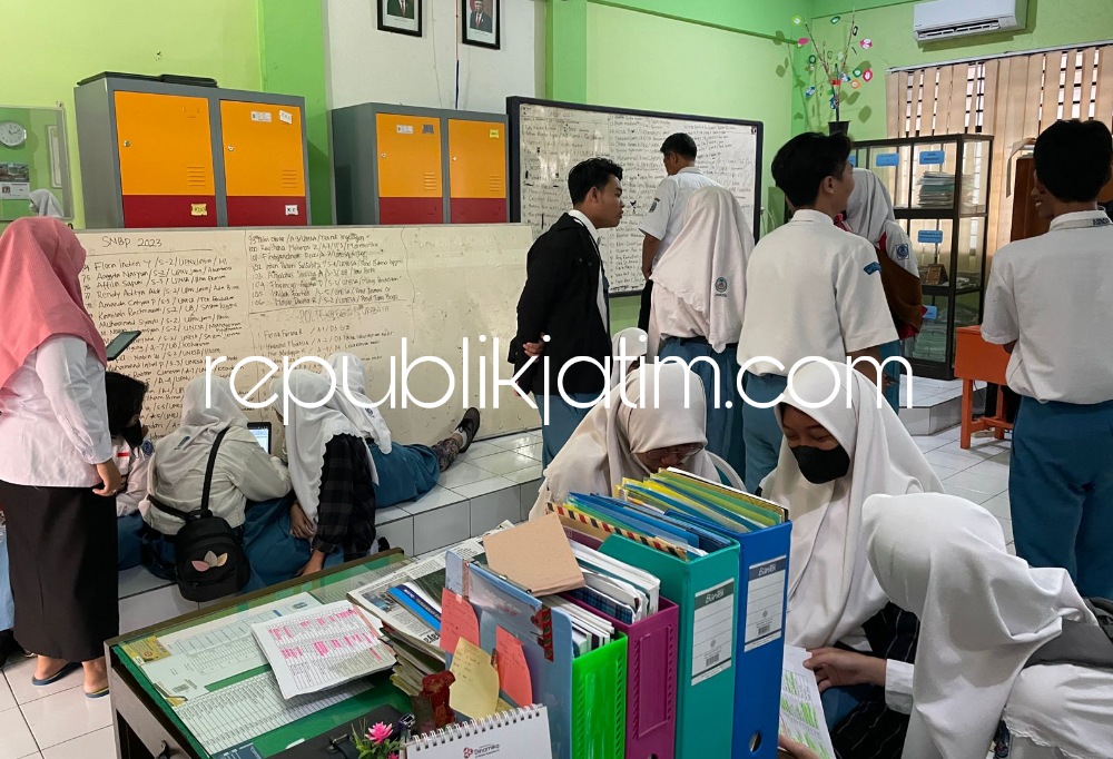 DITERIMA - Sebanyak 106 siswa dan siswi SMAN 4 Sidoarjo berhasil diterima di Perguruan Tinggi Negeri (PTN) melalui jalur Seleksi Nasional Berdasarkan Prestasi (SNBP) dan 19 siswa lainnya masuk Politeknik Kesehatan (Poltekes), Rabu (29/03/2023).